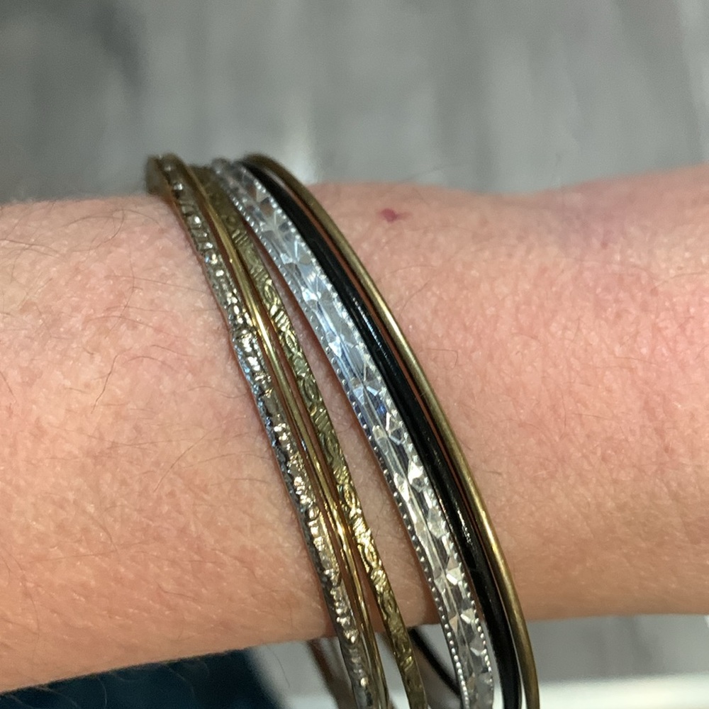 Six bangle bracelets - Picture 3 of 5